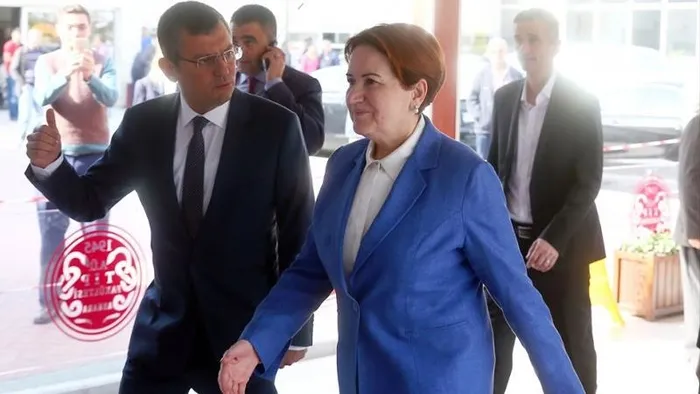 aksener-el-yukseltti-ozgur-ozelle-yapacagi-gorusme-once-chpye-iyi-vurdu-al-gulum-ver-gulum-carkinda-yokuz-dedi-1701250540078.jpeg