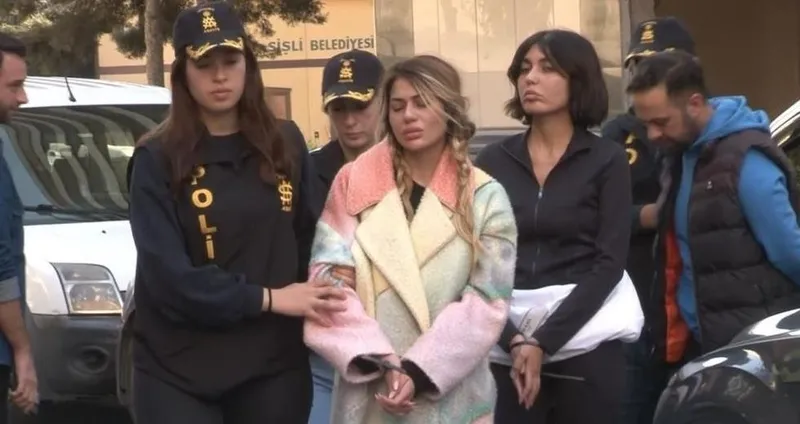 bahar-candan-yeniden-hakim-karsisinda-mahkeme-ara-karari-acikladi-1733776051024.jpeg Bahar ve Nihal Candan’ın da aralarında bulunduğu 21 sanıklı dolandırıcılık davasının görülmesine devam edildi. (İHA)