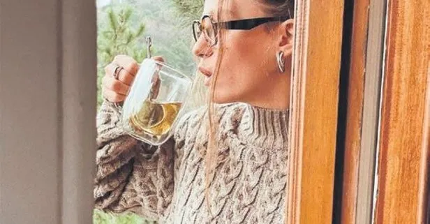 Pandemi piştisi: Serenay Sarıkaya, Yasemin Özilhan’ın giydiği 240 TL’lik kazak ve şortuyla poz verdi