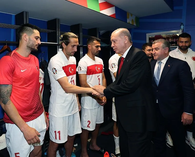 Başkan Erdoğan'dan Berlin dönüşünde uçakta önemli açıklamalar! Batı'ya bozkurt tepkisi: "Tamamen siyasi bir karar"-8