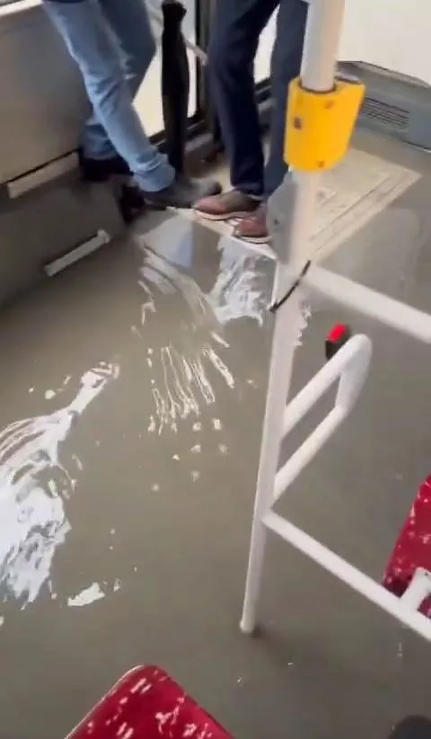 kucukcekmecede-iett-otobusunu-su-basti-yolcular-ayakta-durmakta-zorlandi-1702738078496.jpeg İstanbul'u sağanak yağış vurdu! Araçlar yollarda mahsur kaldı | İETT otobüsünü su bastı: Yolcular ayakta durmakta zorlandı-7