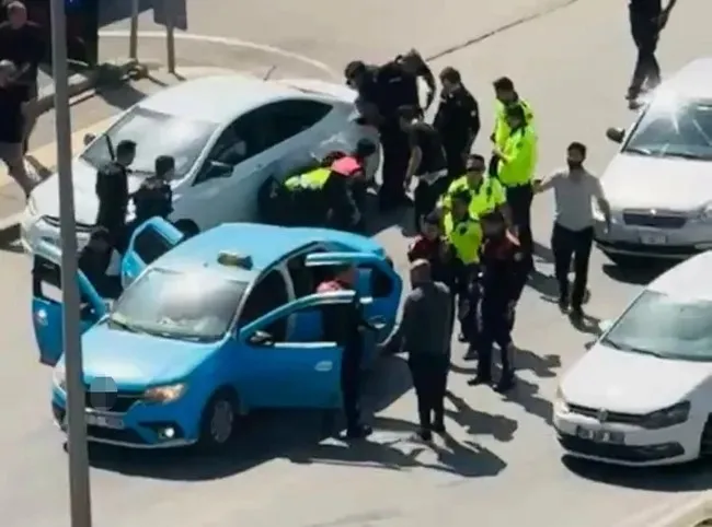 gaziantepte-rehine-dehseti-taksi-surucusunu-silahla-alikoyup-kactilar-1778431548790.jpeg Gaziantep’te taksi sürücüsünü rehin alıp kaçtılar-2