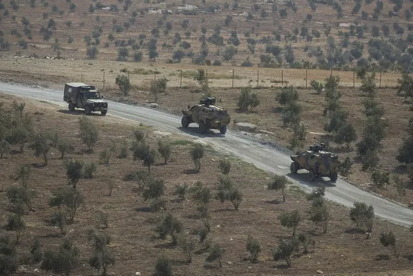 Askeri araçlar sınırda hazır bekliyor-4