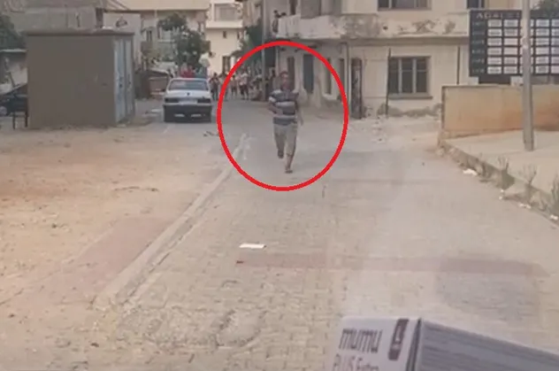 Mersin'de "bu kadarı da olmaz" dedirten olay! Koşa koşa geldi ambulansa kafa attı
