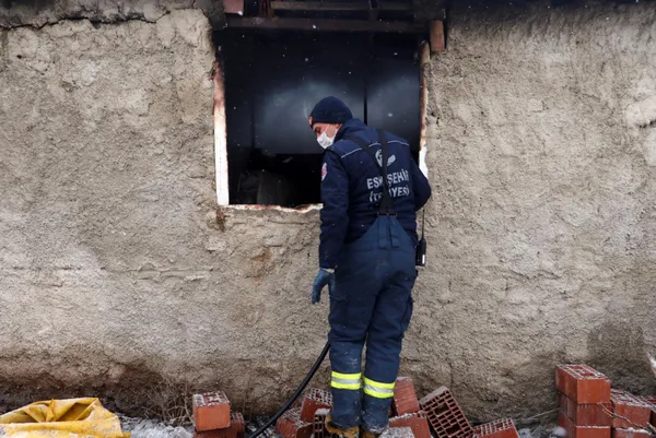 eskisehirde-turgutlar-mahallesinde-agilda-cikan-yangin-3-saatte-sonduruldu-50-hayvan-telef-oldu-800-bin-lira-z-1643191263604.jpg Eskişehir'de Turgutlar Mahallesi'nde ağılda çıkan yangın 3 saatte söndürüldü! 50 hayvan telef oldu 800 bin lira zarar-2