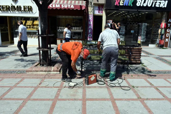en-az-vaka-gorulen-illerden-olan-edirnede-banklar-yeniden-yerlerine-konuldu-1624450987484.jpg En az vaka görülen illerden olan Edirne'de banklar yeniden yerlerine konuldu-4
