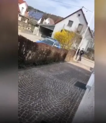 alman-polisinden-tepki-ceken-hareket-silahla-vurulan-66-yasindaki-turk-agir-yaralandi-1617397616059.jpeg Faşist Alman polisi 63 yaşındaki Alzheimer hastası Türk'ü silahla ağır yaraladı!-3