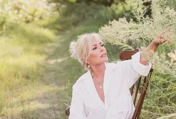 Kanser tedavisi biten Semiramis Pekkan’ın saçları uzadı: Ajda Pekkan’ın provasına gitti