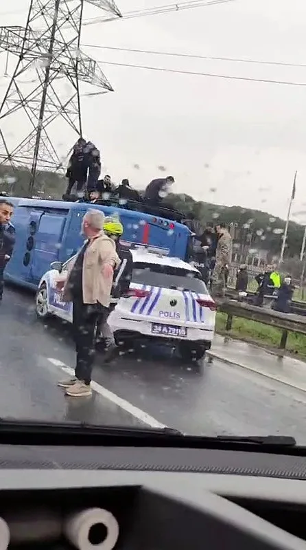 kemerburgazda-cezaevi-araci-devrildi-yaralilar-var-1769693982876.jpeg Kemerburgaz'da cezaevi aracı devrildi: 2'si ağır 19 yaralı-3