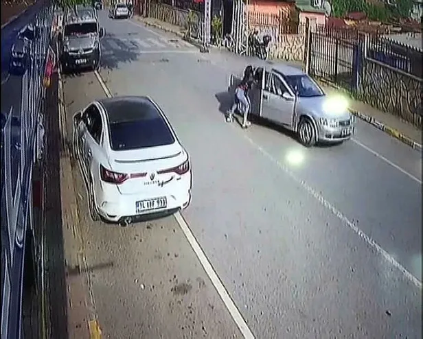 Sultangazi'de dehşet anları kamerada! Yumrukladığı kadını otomobilden attı-1
