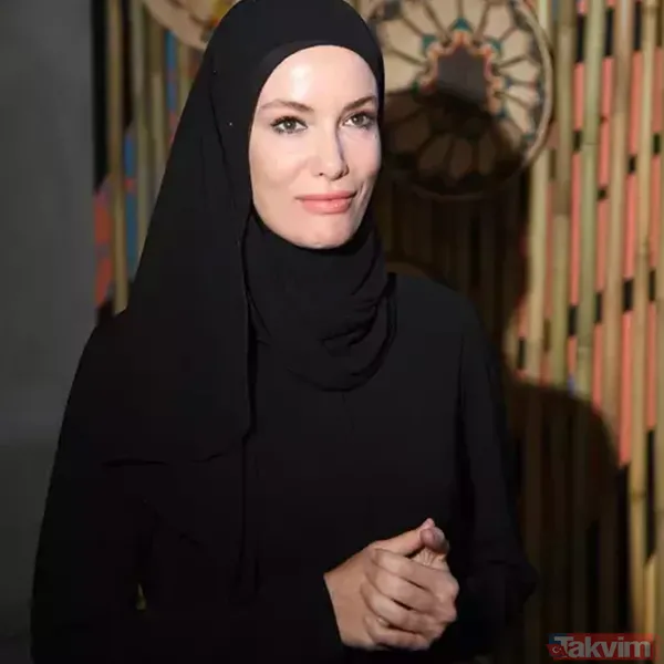 Özçelik, zaman zaman ailesi ve eski eşi Murat Pektaş'la gündem oldu. Ünlü isim, şimdi ise kardeşiyle gündeme geldi.