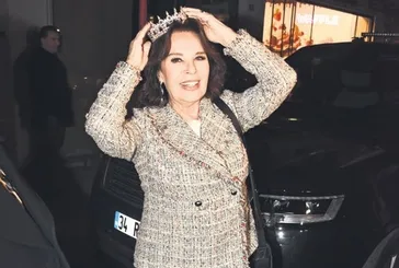 Hülya Koçyiğit’e kraliçe tacı! 29’a yaklaştım esprisi güldürdü