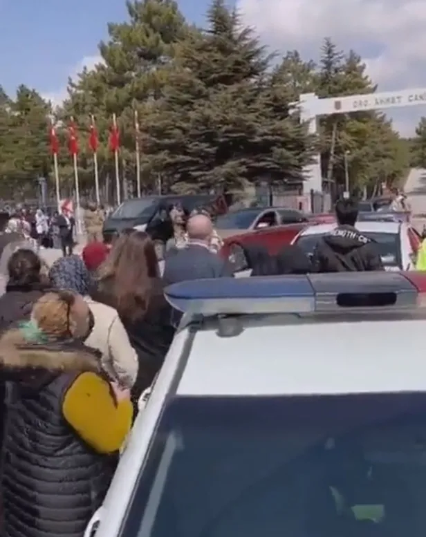 Selin Ciğerci sevgilisini kışladan lüks araçla aldı Gökhan Çıra'nın o görüntülerine inceleme başlatıldı-3