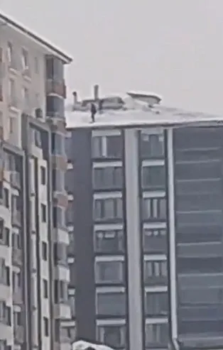 14 katlı binada tehlikeli kar temizliği