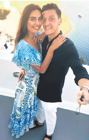 Mesut Özil ve Amine Gülşe Afrikalı miniklerin yüzünü güldürdü