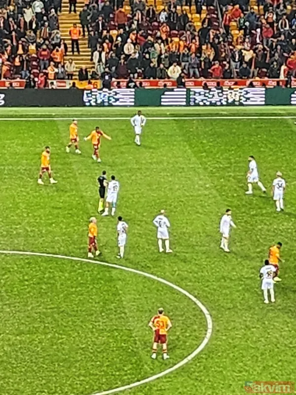 ÖZEL- Galatasaray maçında saha karıştı! Zaha ve Okan Erdoğan... - 8