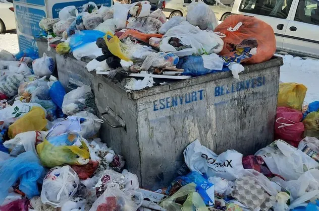 CHP'li ilçe belediyeleri de çalışmadı! Esenyurt, Beylikdüzü, Büyükçekmece'de çöpler yollara taştı!
