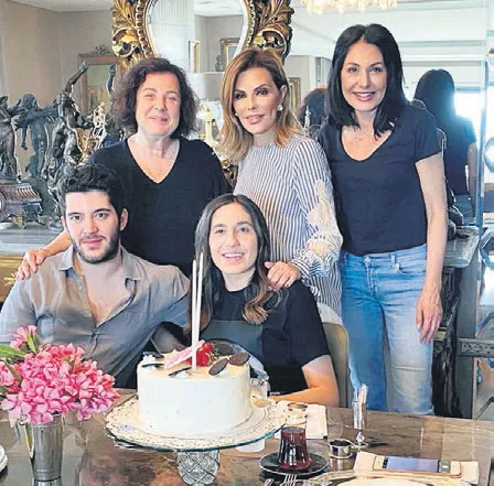 kirik-kalpler-dayanismasi-feryal-gulman-kemal-gulmana-karsi-reyhan-ipekeli-de-yanina-aldi-1596061273529.jpg Kırık kalpler dayanışması! Feryal Gülman, Kemal Gülman'a karşı Reyhan İpekel'i de yanına aldı!-3