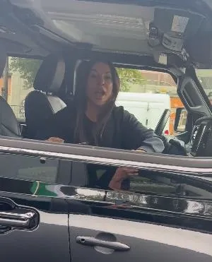 israilin-katliamini-gormezden-gelen-sozde-yazar-lauren-wise-arabasinda-filistin-bayragi-tasiyan-kadina-hakaret-1697044634093.jpeg İsrail'in katliamını görmezden gelen sözde yazar Lauren Wise arabasında Filistin bayrağı taşıyan kadına hakaretler yağdırdı-2