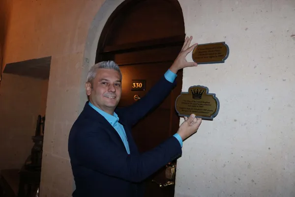 ingilterede-3-charles-kral-oldu-kapadokyada-kaldigi-oteldeki-tabela-degisti-1664200539032.jpg İngiltere'de 3. Charles Kral oldu! Kapadokya'da kaldığı oteldeki tabela değişti-8