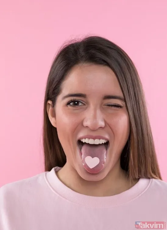 💡 Sağlıklı Dil Nasıl Görünür? Bupa Klinik Direktörü Sarah Ramage'e Göre Sağlıklı Bir Dil, Hafif Pütürlü Yapıya Sahip Pembe Bir Renkte Olmalı. Bu Yüzey, Dilin...