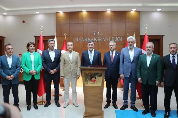 diyarbakir-annelerine-ziyaret-cumhurbaskani-yardimcisi-cevdet-yilmaz-hicbir-orgutun-gucu-annelere-yetmez-1692437775936.jpg Diyarbakır Anneleri'ne ziyaret! Cumhurbaşkanı Yardımcısı Cevdet Yılmaz: Hiçbir örgütün gücü annelere yetmez-3