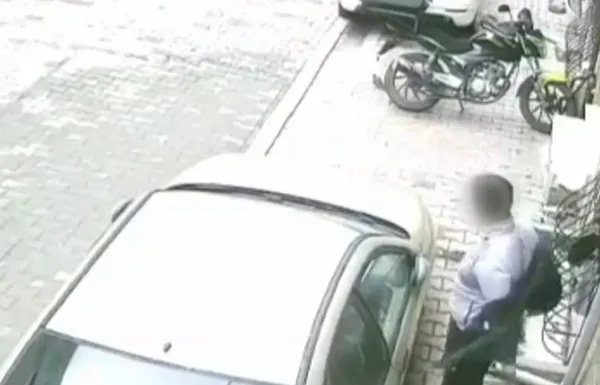 istanbul-esenyurtta-sokak-ortasina-buyuk-tuvaletini-yapti-o-anlar-kamerada-1638789408298.jpg İstanbul Esenyurt'ta sokak ortasına büyük tuvaletini yaptı! O anlar kamerada-11