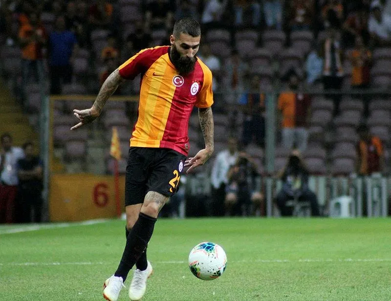 Feghouli’ye ince mesaj!