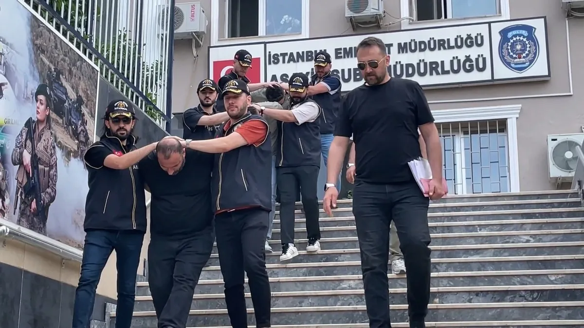sozde-dubaili-kuyumcu-tuzagi-15-milyonluk-altini-alan-3-zanli-tutuklandi-1783855217439.jpeg Dubaili kuyumcu tuzağıyla 15 milyonluk vurgun: 2,5 kilogram altını alan 3 zanlı parayı bir haftada harcadı-5