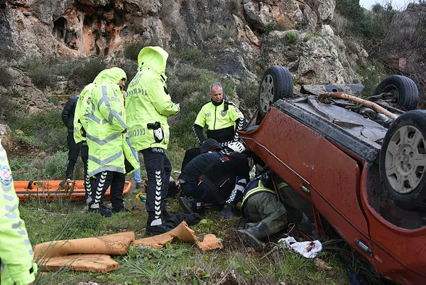 1643881593097.jpg Antalya'da korkunç kaza! Manevra yapmak isterken 25 metreden yere çakıldı-2