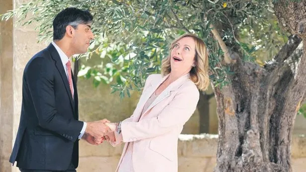 İngiltere Başbakanı Sunakın, İtalya Başbakanı Meloniye sarılmak istemesi olay oldu