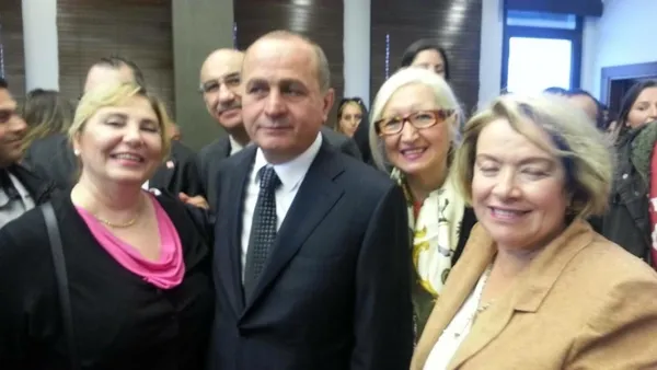 Kadıköy'de CHP'li kadından AK Parti'nin seçim bürosuna saldırı-2