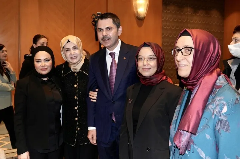 cumhur-ittifakinin-ibb-adayi-murat-kurum-besiktasta-hem-istanbulu-buyuten-kadinlar-programina-katildi-hem-esna-1708626691996.jpeg
