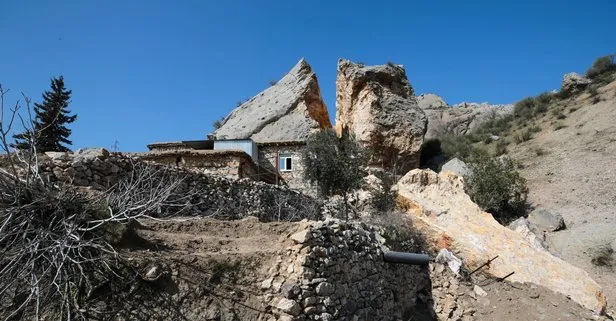 Adıyaman’da depremlerin etkisiyle yerinden ayrılan dev kaya eve çarpmış halde duruyor