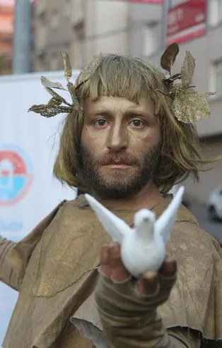 Heykel belediyeciliğinde yeni dönem: CHP'li Maltepe Belediyesi'nden canlı heykel çalışması