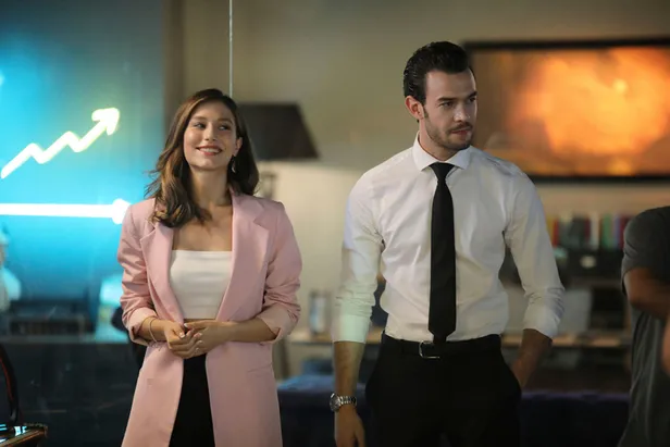 domino-tasi-etkisi-gosterdi-iddiali-dizi-icin-kanal-dden-flas-karar-yarin-aksamdan-itibaren-1633960827906.jpg Domino taşı etkisi gösterdi! İddialı dizi için Kanal D'den flaş karar! Yarın akşamdan itibaren...-6