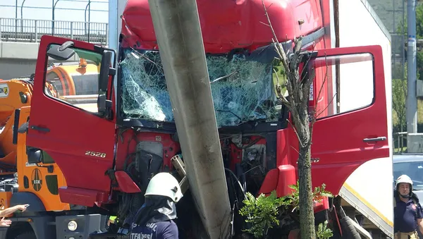 1595429513610.jpg TEM'de feci kaza! Kamyon bariyerlere girdi, trafik kilitlendi-2