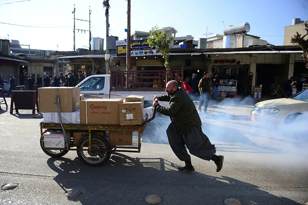 irakin-suleymaniye-kentinde-maaslarin-odenmemesi-protesto-edildi-olaylarda-kurt-yonetimi-protesto-eden-bir-cocuk-kursunlandi-1607355111577.jpg Irak'ın Süleymaniye kentinde maaşların ödenmemesi protesto edildi! Olaylarda Kürt yönetimini protesto eden bir çocuk kurşunlandı-10