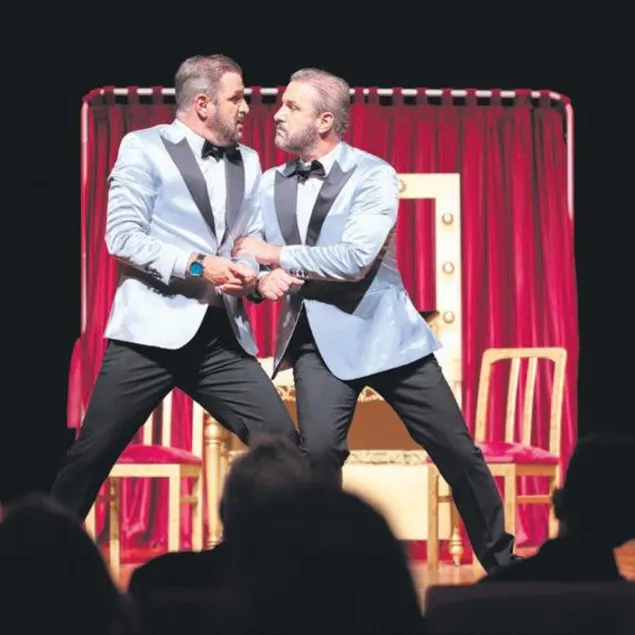 İkizlerden muhteşem prömiyer