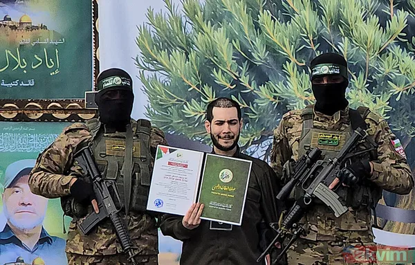 Gazze’de rehine takasına damga vuran an! İsrailli esir Kassam savaşçısını alnından öptü - 2