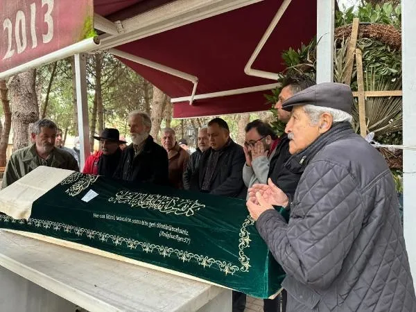 1706280834838.jpeg Türk sinemasının kötü adamı Hikmet Taşdemir son yolculuğuna uğurlandı! "Yeşilçam'ı var edenlerden biriydi"-3