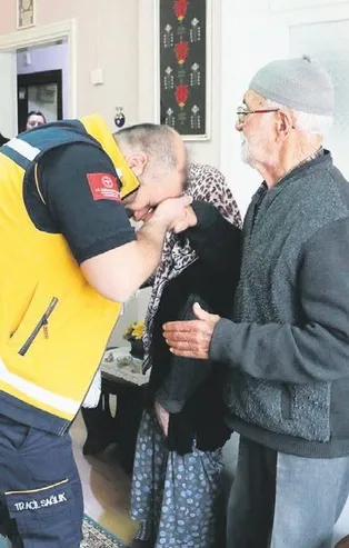 85 yaşındaki Kadir Özdemir, olay yerine 3.5 dakikada giden 112 ekibinin müdahalesiyle hayata tutundu: Allah razı olsun