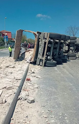 İstanbul Sultangazi'de hafriyat kamyonu devrildi