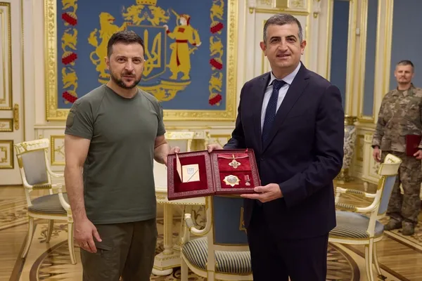 haluk-bayraktardan-zelenskiye-bayraktar-islemeli-visivanka-gomlegi-1662816943513.jpg Haluk Bayraktar'dan Zelenski'ye 'Bayraktar' işlemeli 'vışıvanka' gömleği-4