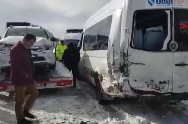 Karayolunda zincirleme kaza! Trafik durdu!