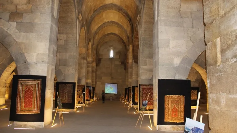 turk-dizileriyle-tanindi-800-yillik-kervansaray-dolup-tasiyor-1777386454523.jpg Türk dizileriyle tanındı: 800 yıllık kervansaray dolup taşıyor-6