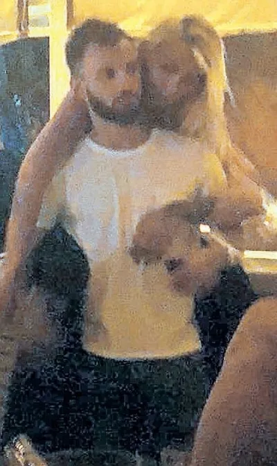 Emre Çolak sevgilisiyle dudak dudağa görüntülendi-1