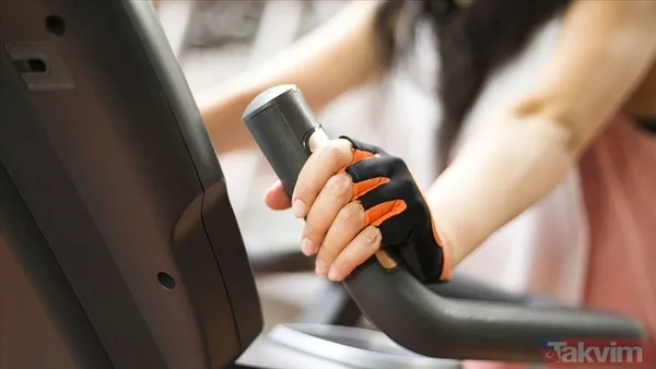 Nasıl Yapılır? Sırt Üstü Uzanın, Dizleri Bükün. Elleri Başın Arkasına Alın Ve Belinizi Yerden Kaldırmadan Gövdeyi Yukarı Doğru Çekin. Tekrar: 15–20 Tekrar × 3...