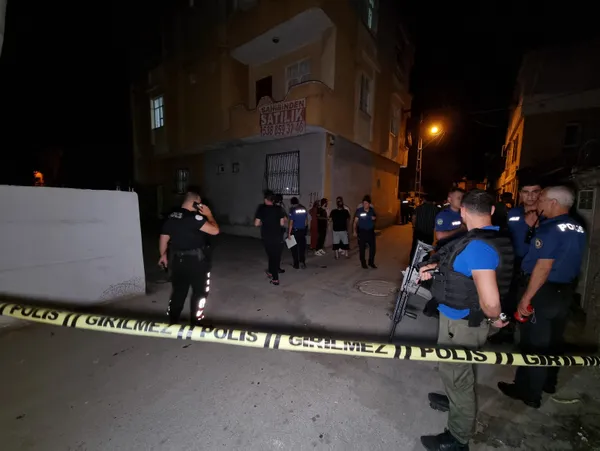 adanada-iki-aile-arasinda-6-kisinin-yaralandigi-silahli-kavga-cocuklarin-oynadigi-topun-otomobile-carpmasi-son-1657702268865.jpg Adana'da iki aile arasında 6 kişinin yaralandığı silahlı kavga çocukların oynadığı topun otomobile çarpması sonucu çıktı-3