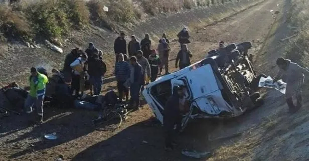 Son dakika: Adana’da tarım işçilerini taşıyan minibüs devrildi! 1 ölü 10 yaralı var